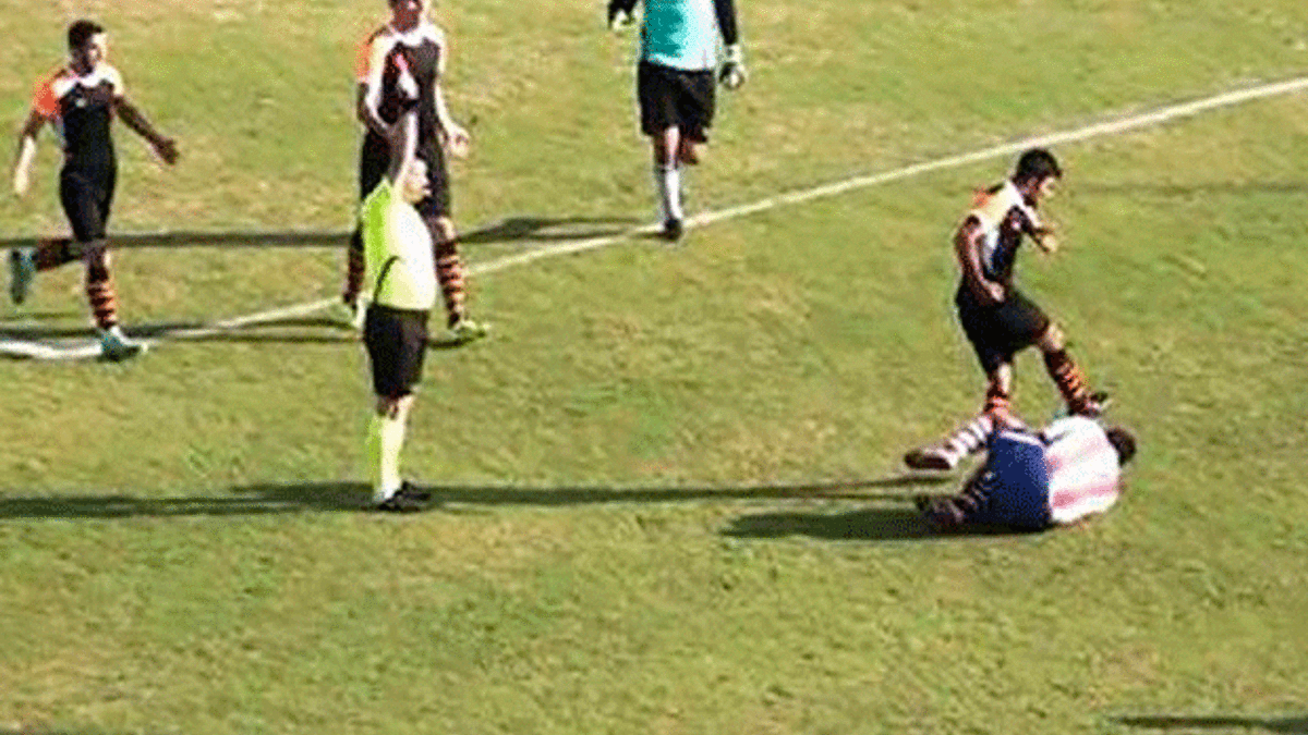 Rakibini tekmeleyen futbolcuya 10 ay hapis cezası