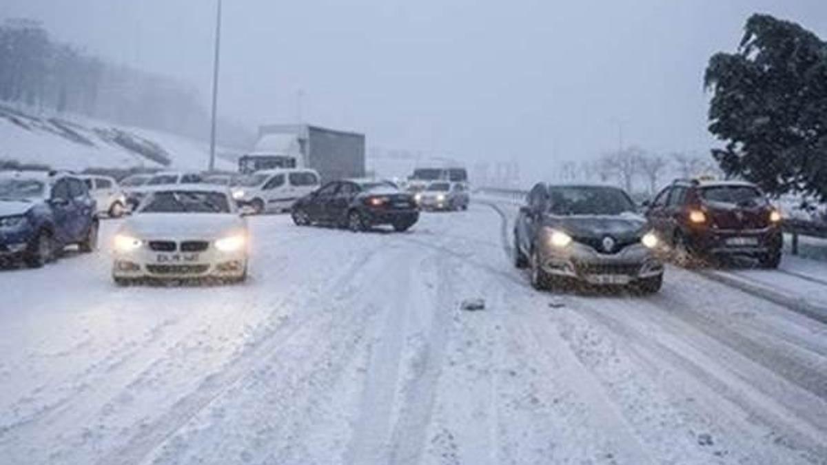 İstanbul'da kar yağışı ne zaman son bulacak? İBB'den trafik uyarısı