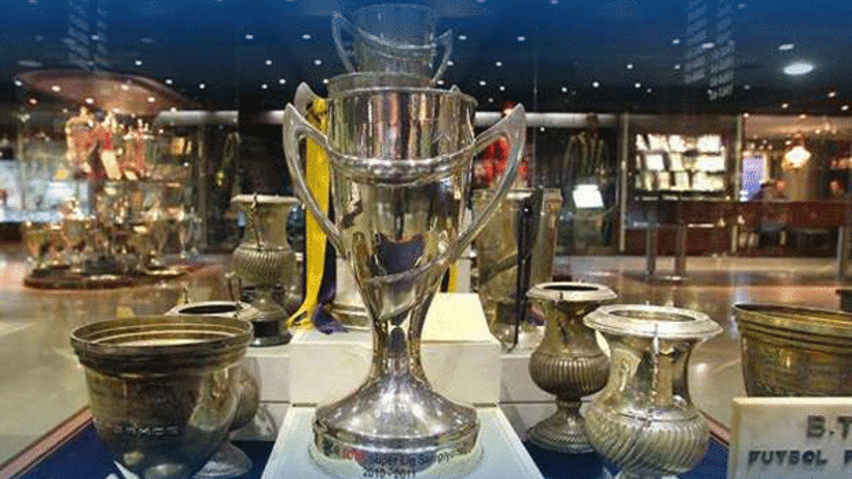 Fenerbahçe Müzesi'ndeki şampiyonluk kupasını çaldı ve...