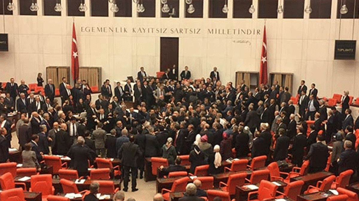 Anayasa değişiklik teklifinin 3. ve 4. maddeleri kabul edildi