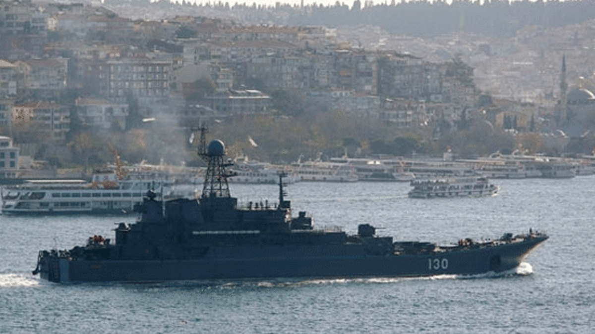 Rus askeri gemisi Çanakkale Boğazı'ndan geçti