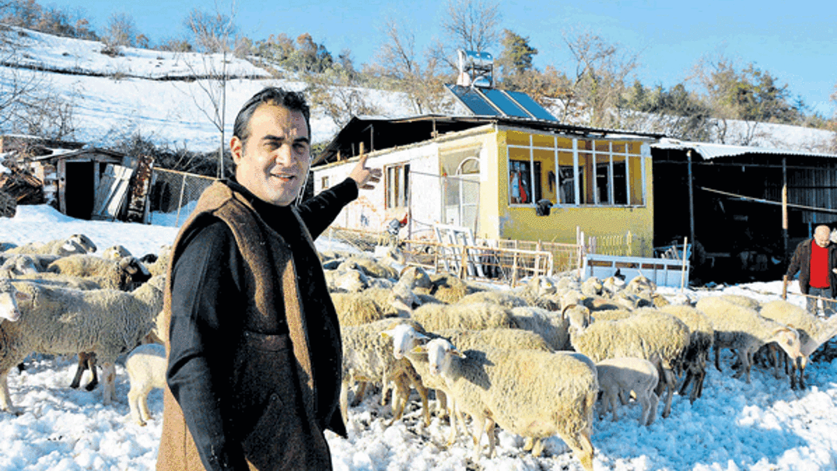 Genel Başkan çoban, parti binasını ahırın yanına kurdu