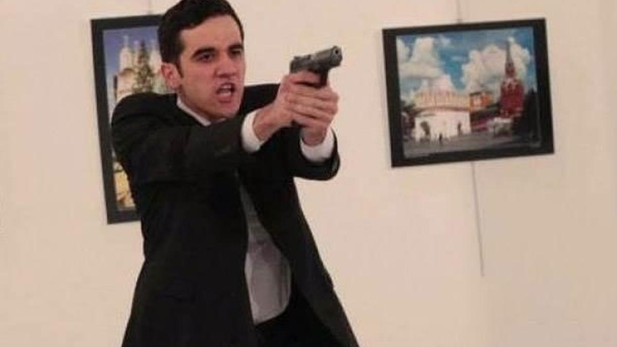 Karlov suikastında 5 kişinin izi sürülüyor