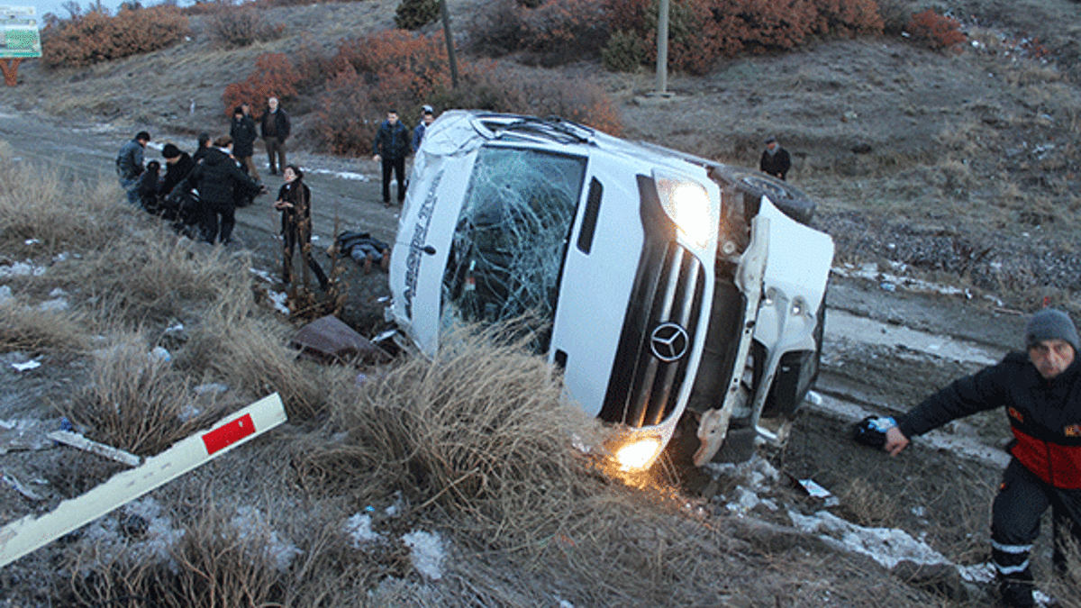 Kütahya'da öğrenci servisi devrildi: 1 ölü, 14 yaralı