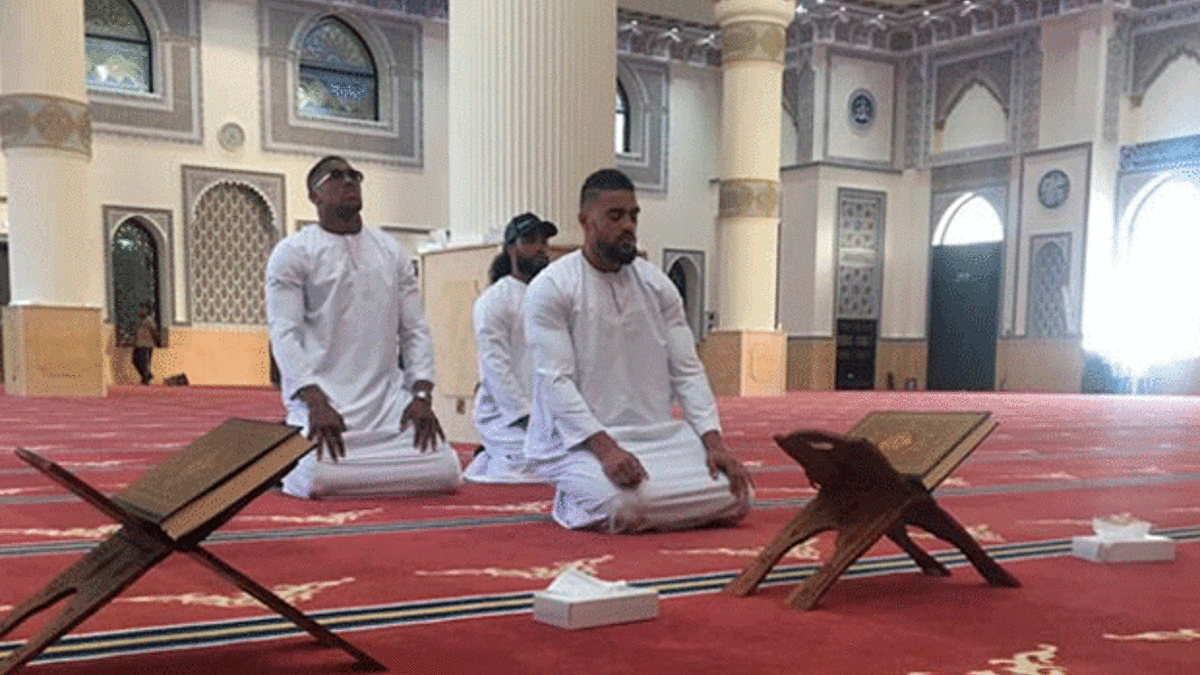 Dünya şampiyonu camide namaz kıldı, Twitter yıkıldı!