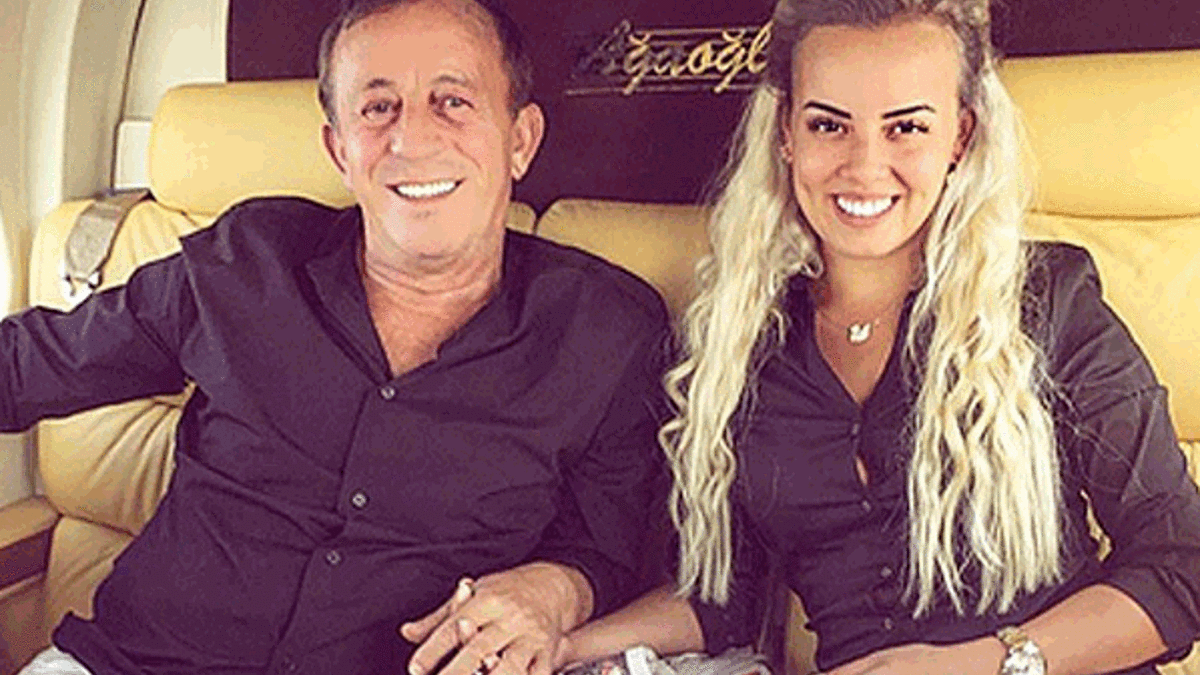 Ağaoğlu 22 yaşındaki sevgilisinden ayrıldı mı?