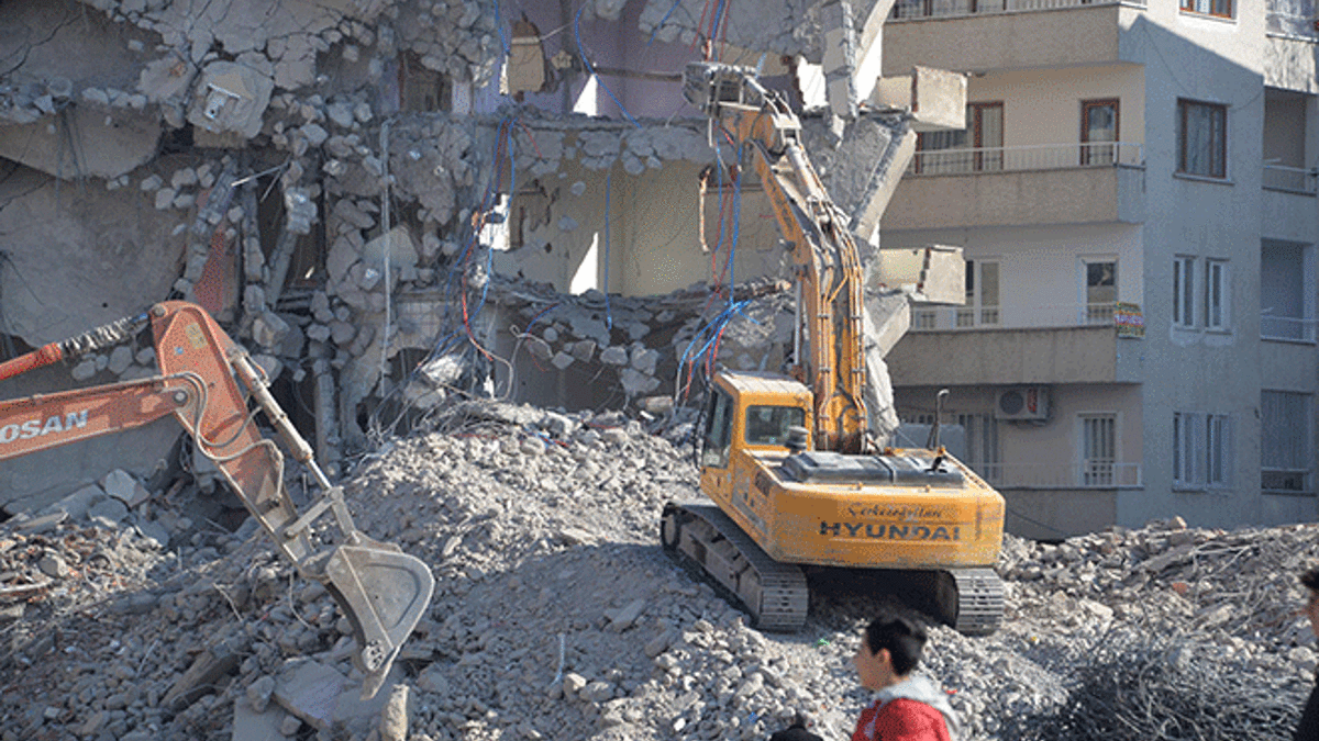 Emniyete bombalı saldırıda ağır hasar gören 8 bina yıkıldı