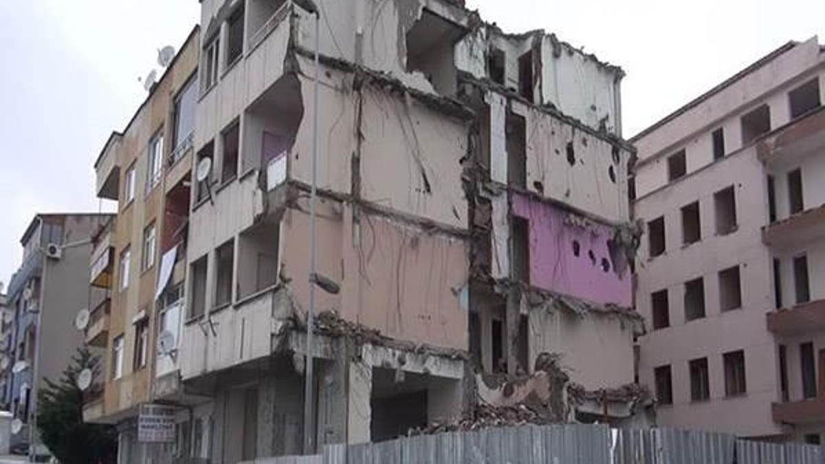 Avcılar'da yıkılan binalar korkutuyor