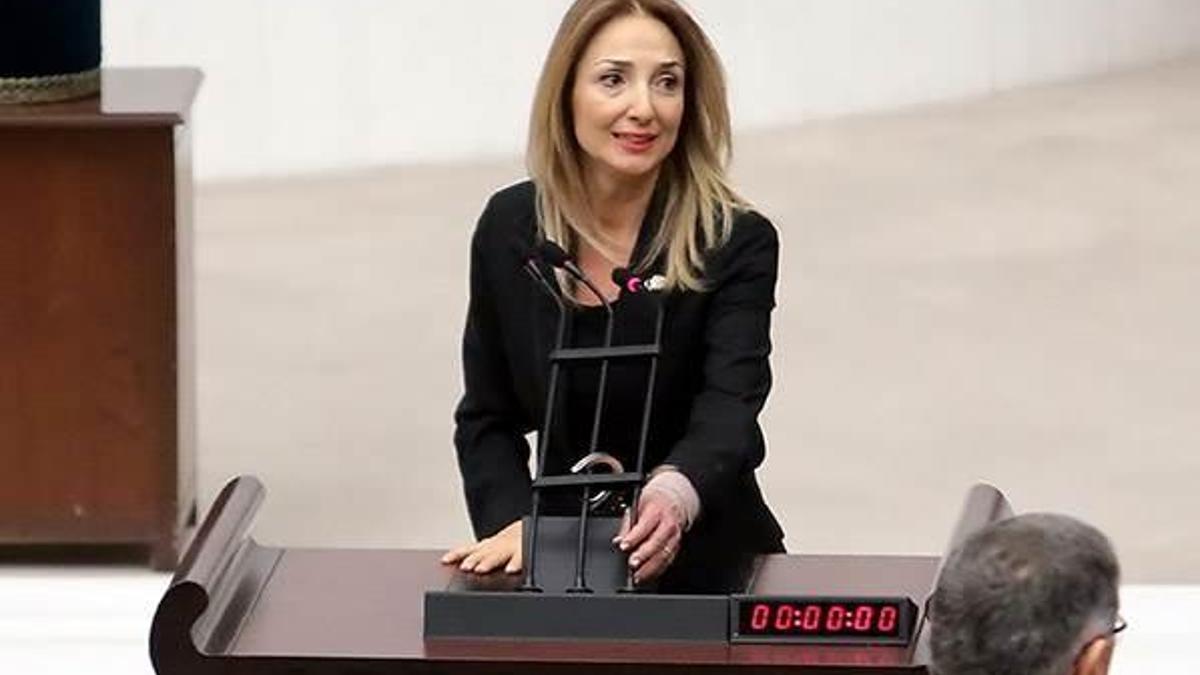 Bağımsız vekil Aylin Nazlıaka kendini kürsüye kelepçeledi