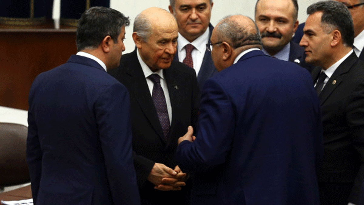 Bahçeli, Genel Kurul'da Tuğrul Türkeş ile sohbet etti