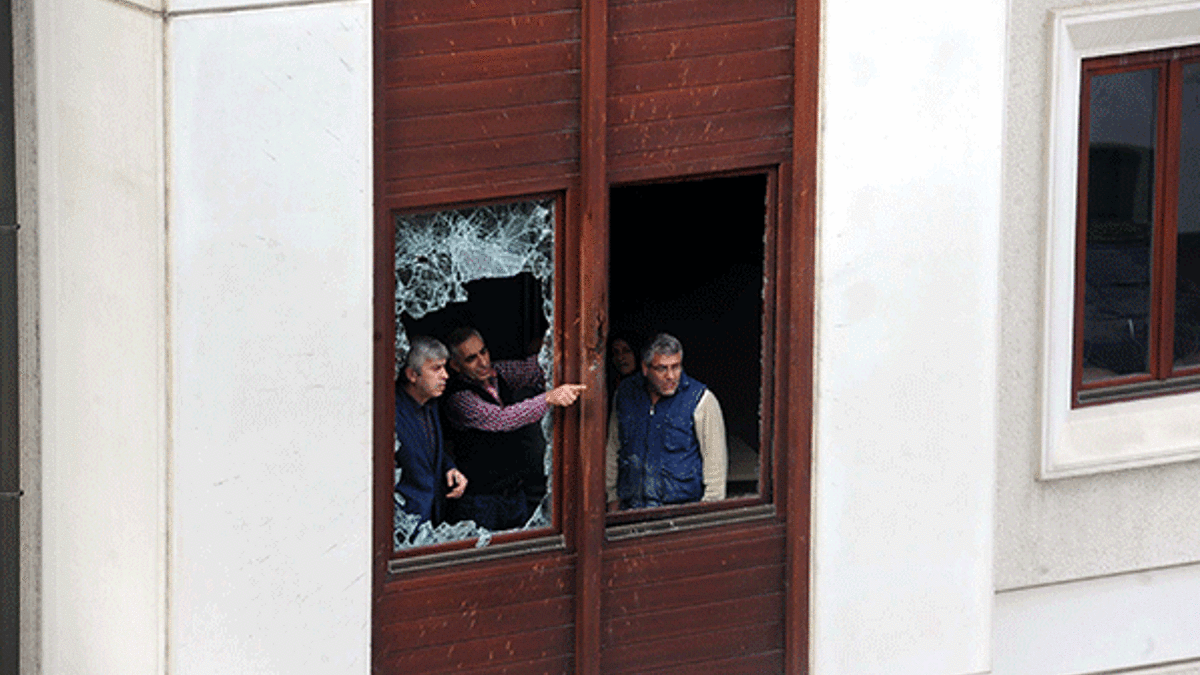 Ak Parti İl Başkanlığı'na yapılan saldırının izleri, gündüz ortaya çıktı