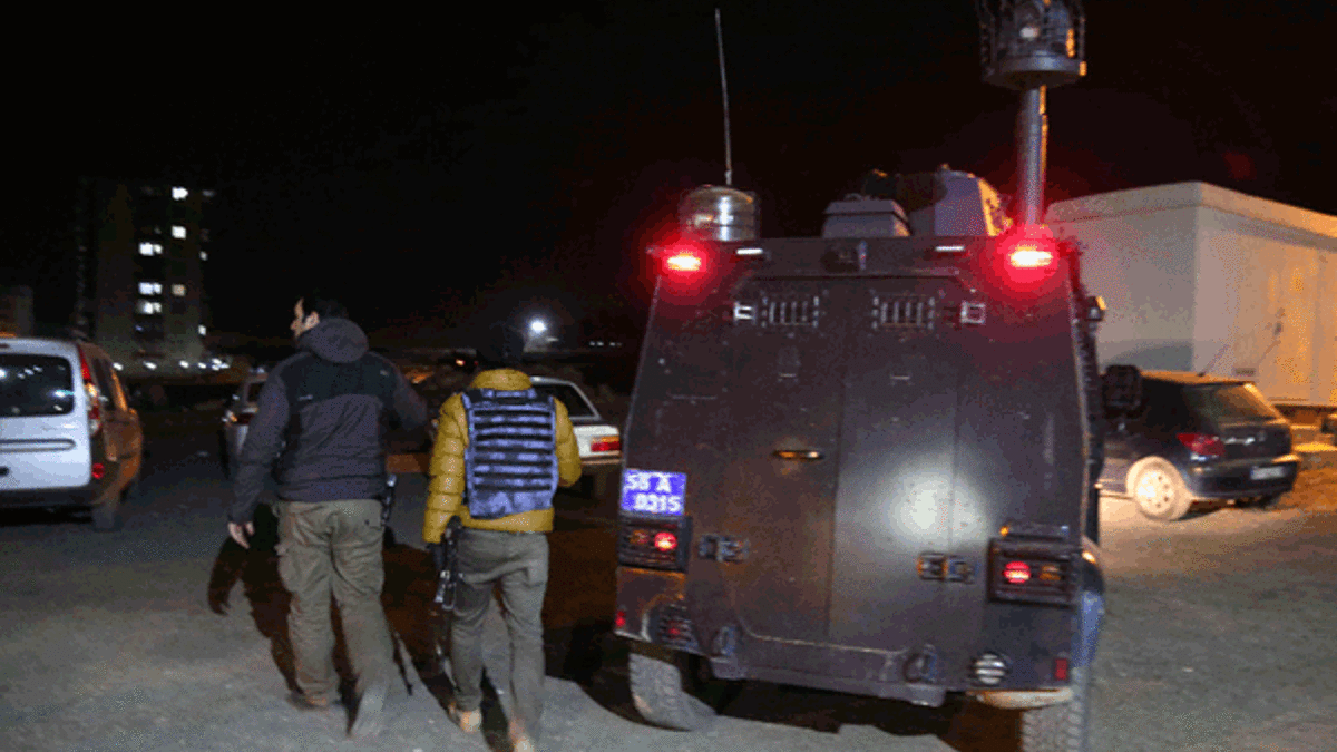 Siirt'te zırhlı araca roketli saldırı