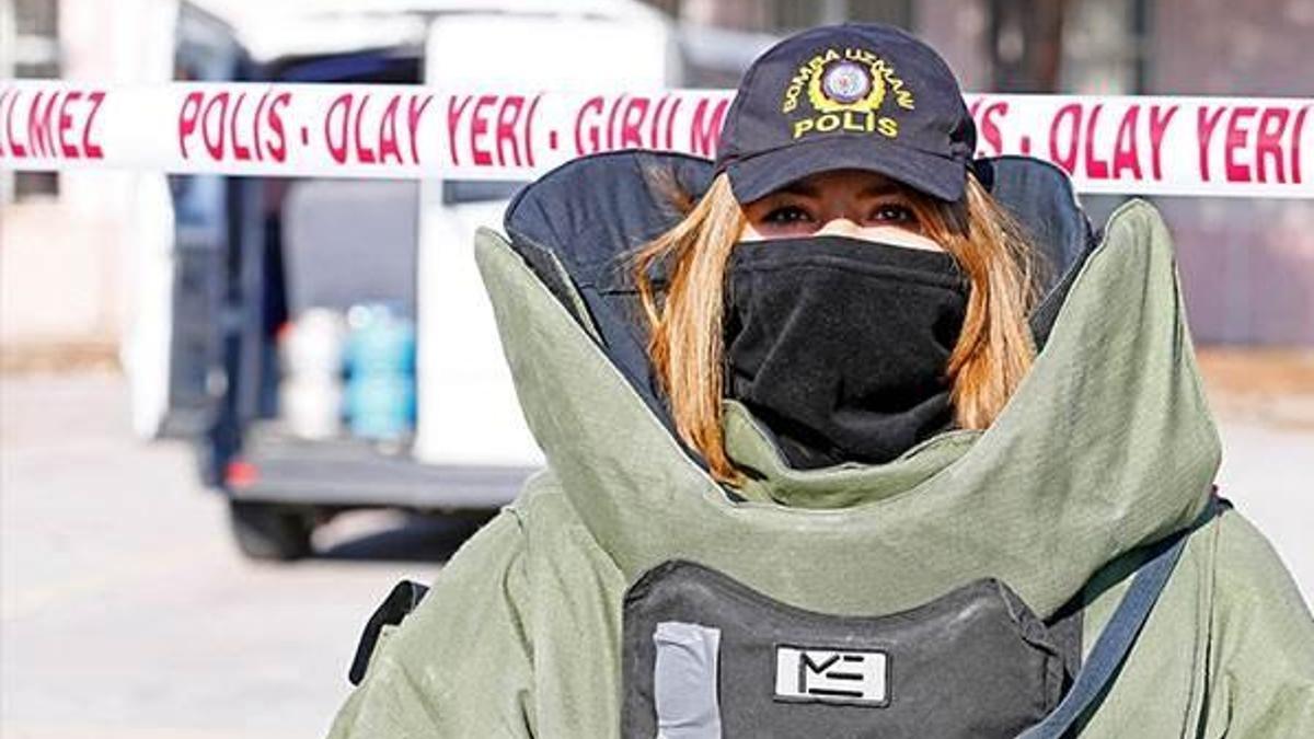 Kadın bomba imha uzmanının "ağır yükü"