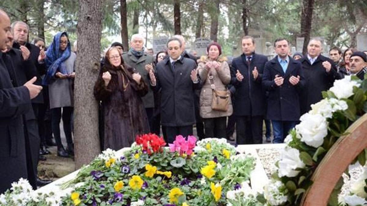 İsmail Cem mezarı başında anıldı
