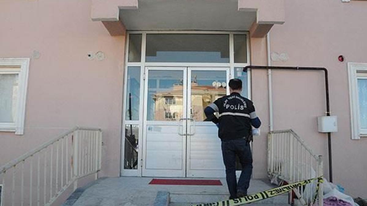 Tartıştığı eşini başından silah kabzasıyla yaralayıp kaçtı