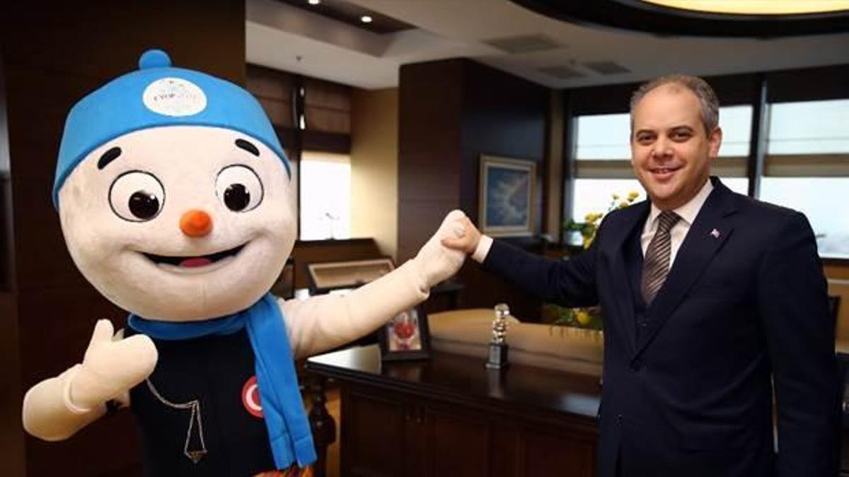 Bakan Kılıç, EYOF'un maskotu Karbeyaz  ile bir araya geldi