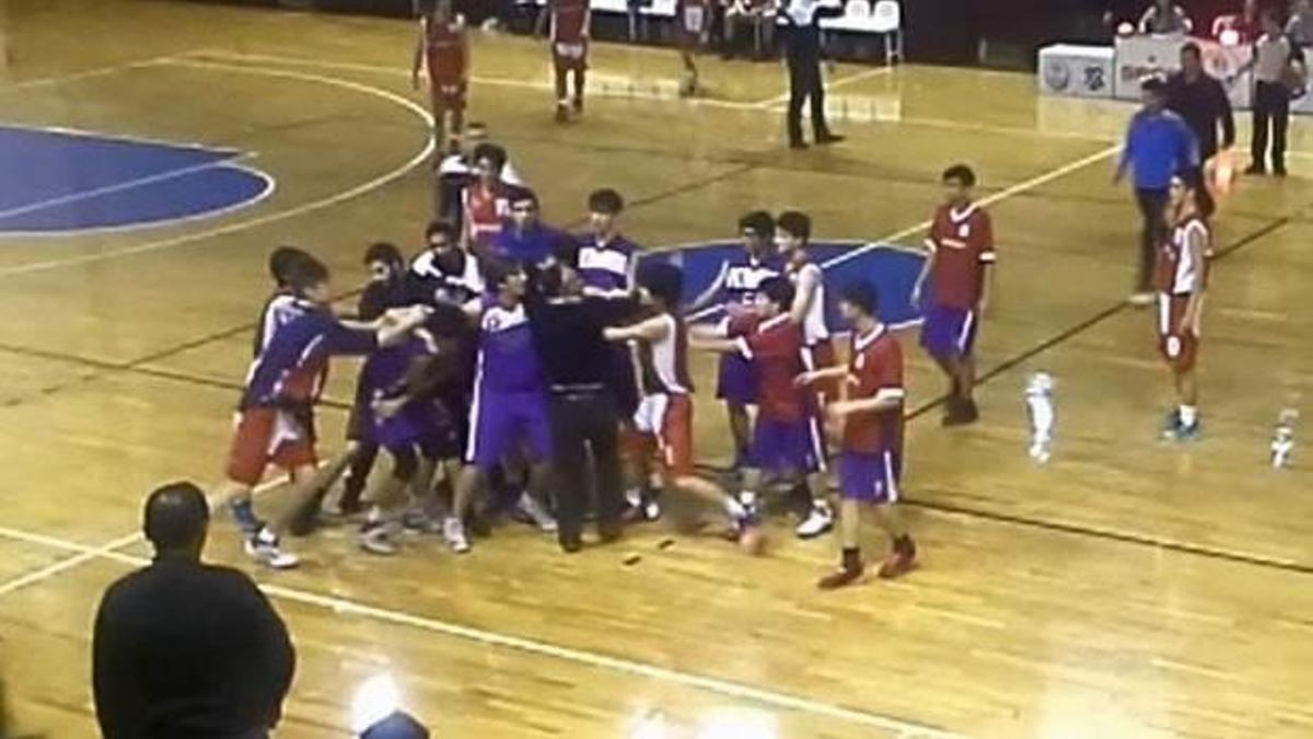 Basketbolcular yumruk yumruğa kavga etti