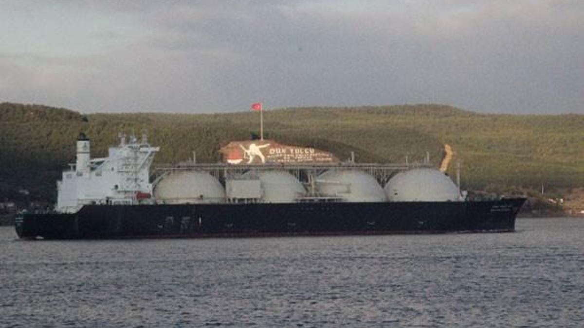 Dev tanker boğazı kapattı