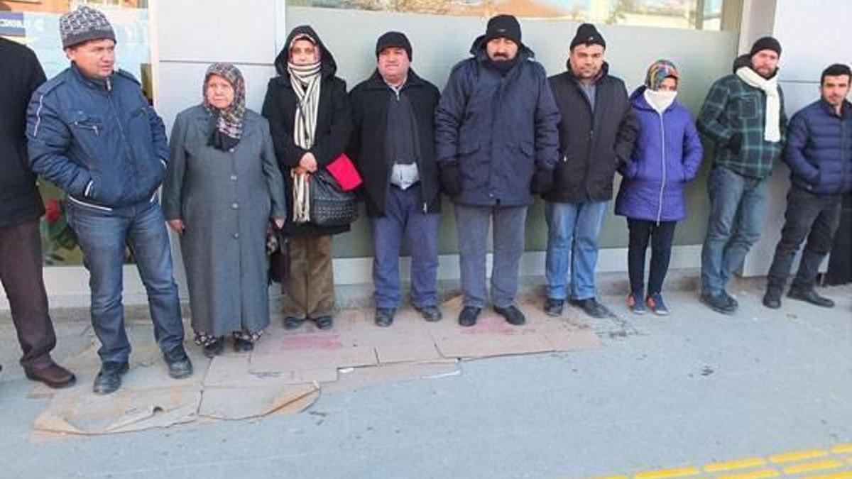 3 gündür banka önünde bekliyorlar