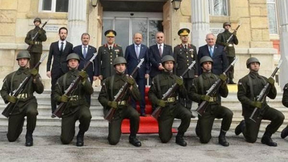 Edirne’de askere ‘diz çöktürme’ tartışması
