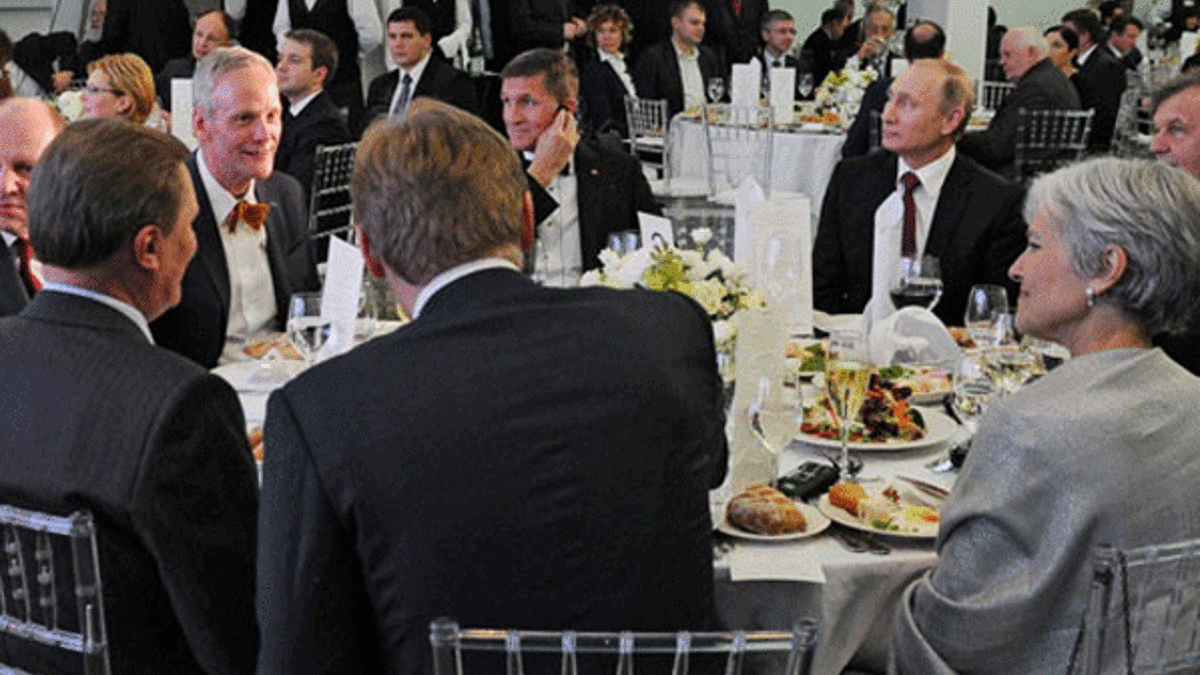 Trump'ın danışmanı Putin'in yanına oturdu para aldı