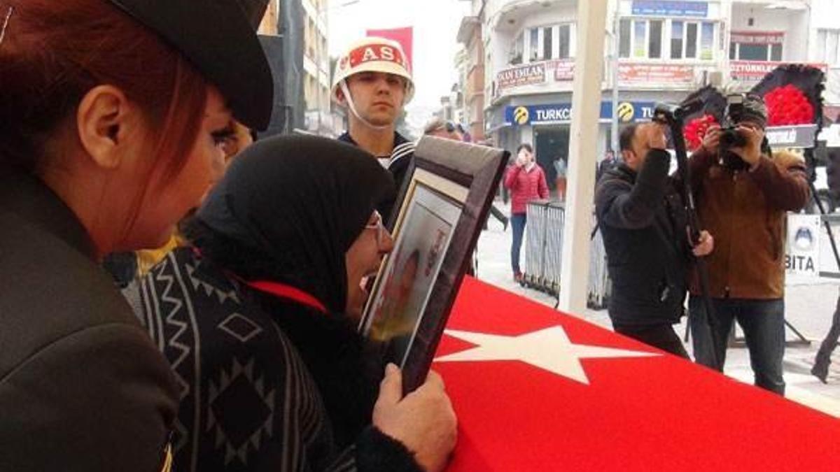 O astsubay şehitliğe nakledildi