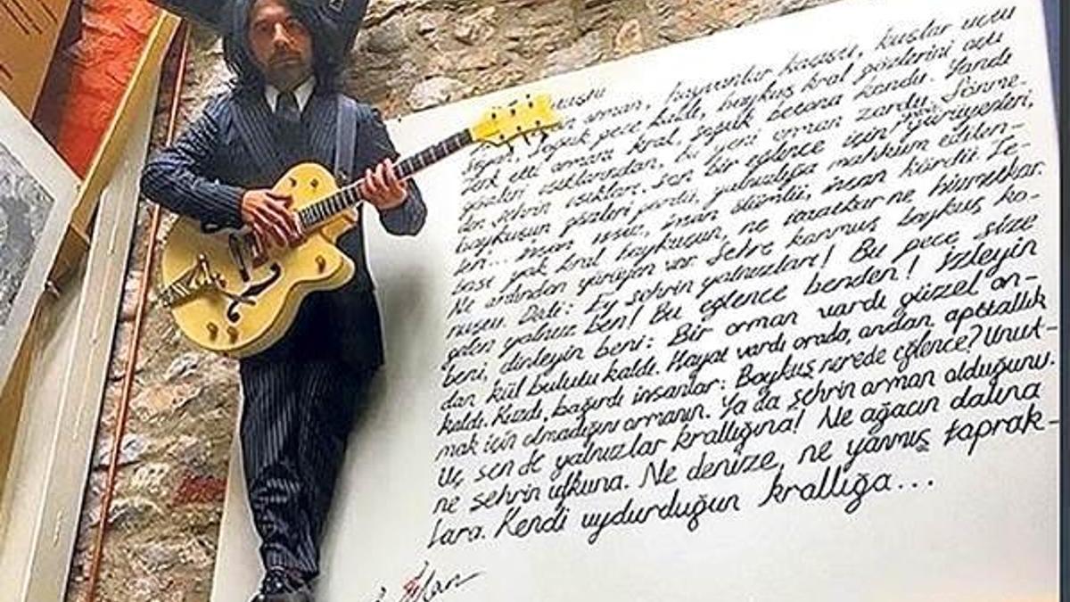 Balmumu heykeli karşılıyor