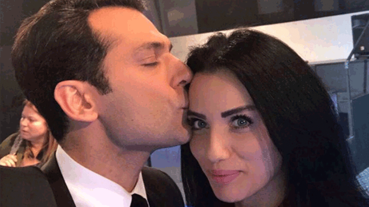Eşi ilk çekim gününde yalnız bırakmadı!