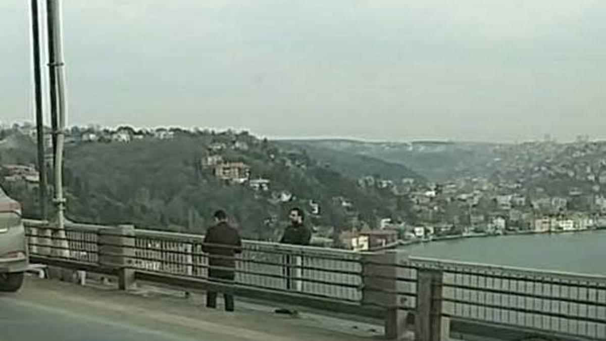 Fatih Sultan Mehmet Köprüsü'nde intihar girişimi trafiği felç etti