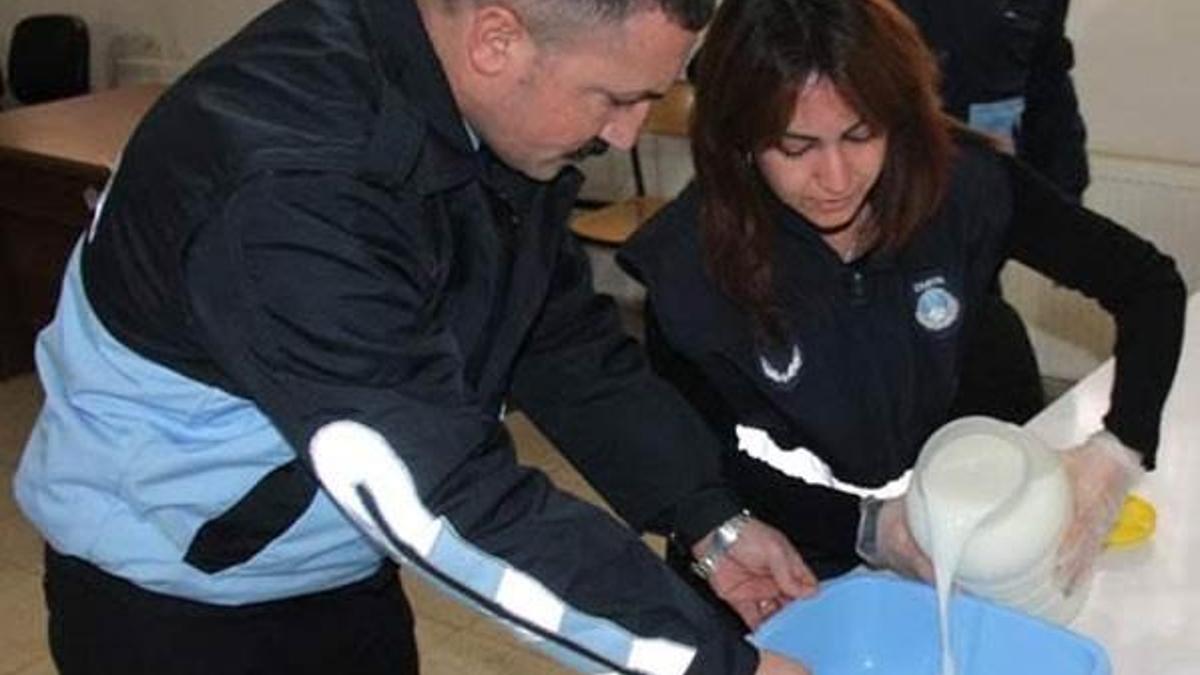 Dilenciler bunu da yaptı, sütün içinden para çıktı