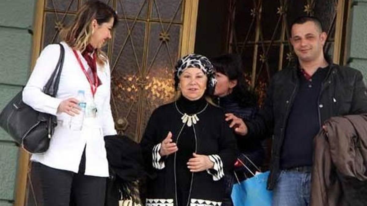 Bedia Akartürk katarakt ameliyatı oldu