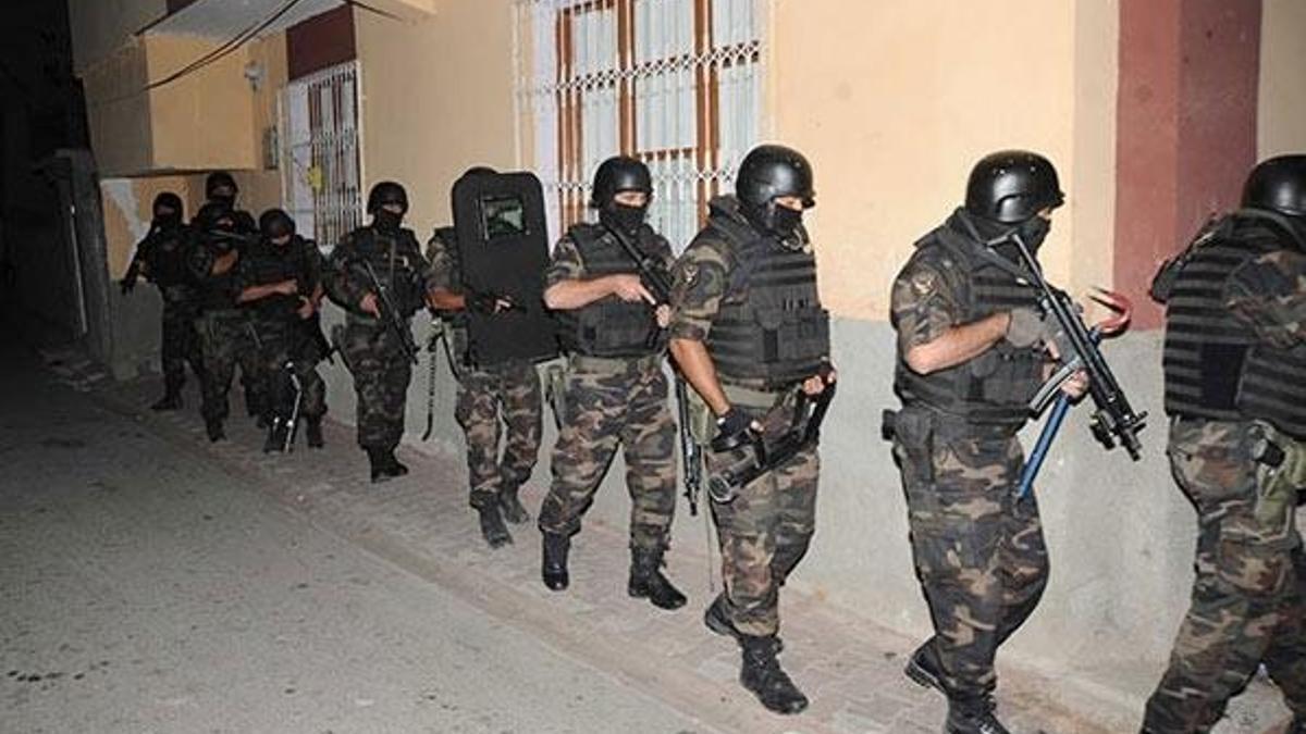 Silah kaçakçısı terör örgütü üyelerine "şafak" baskını!