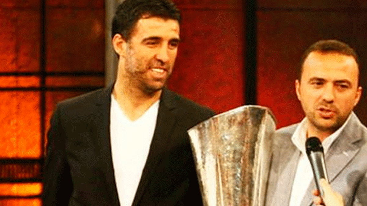 Üniversite ve futbol ayağı hâkim önünde