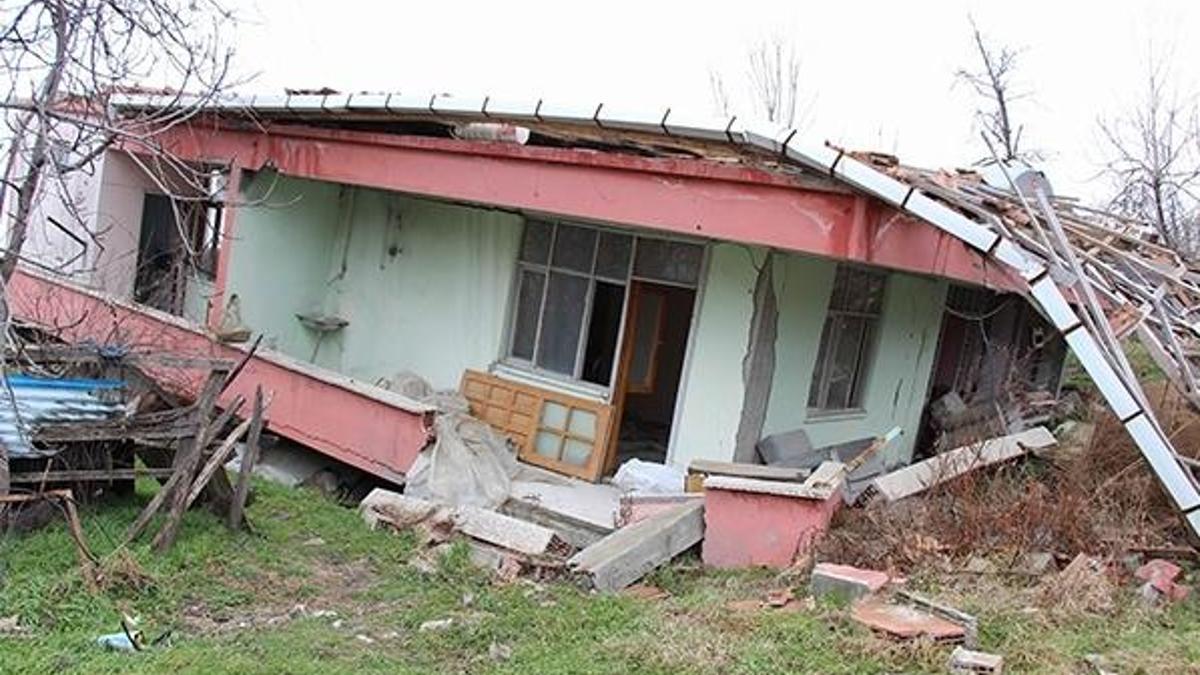 Koca mahalle yerinde durmuyor