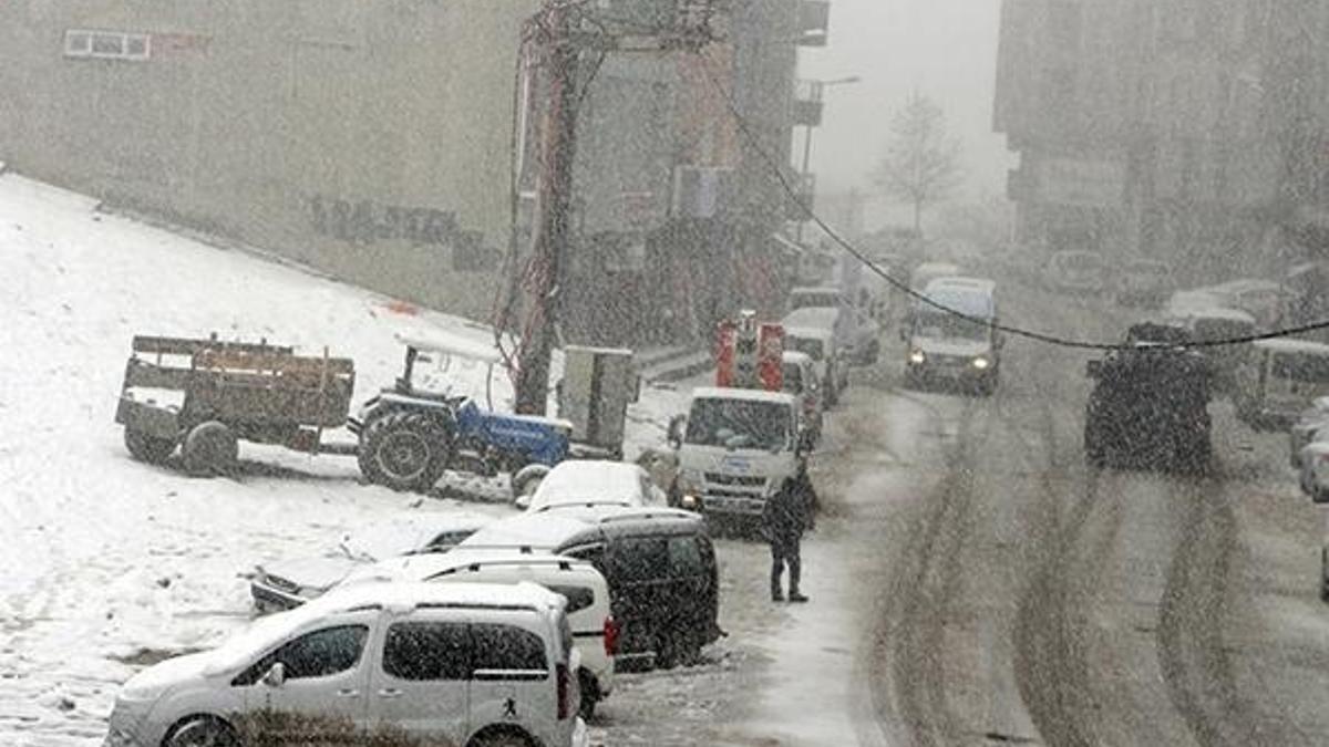 Şırnak'ta kar esareti: 2 il ile bağlantı yolu kapandı