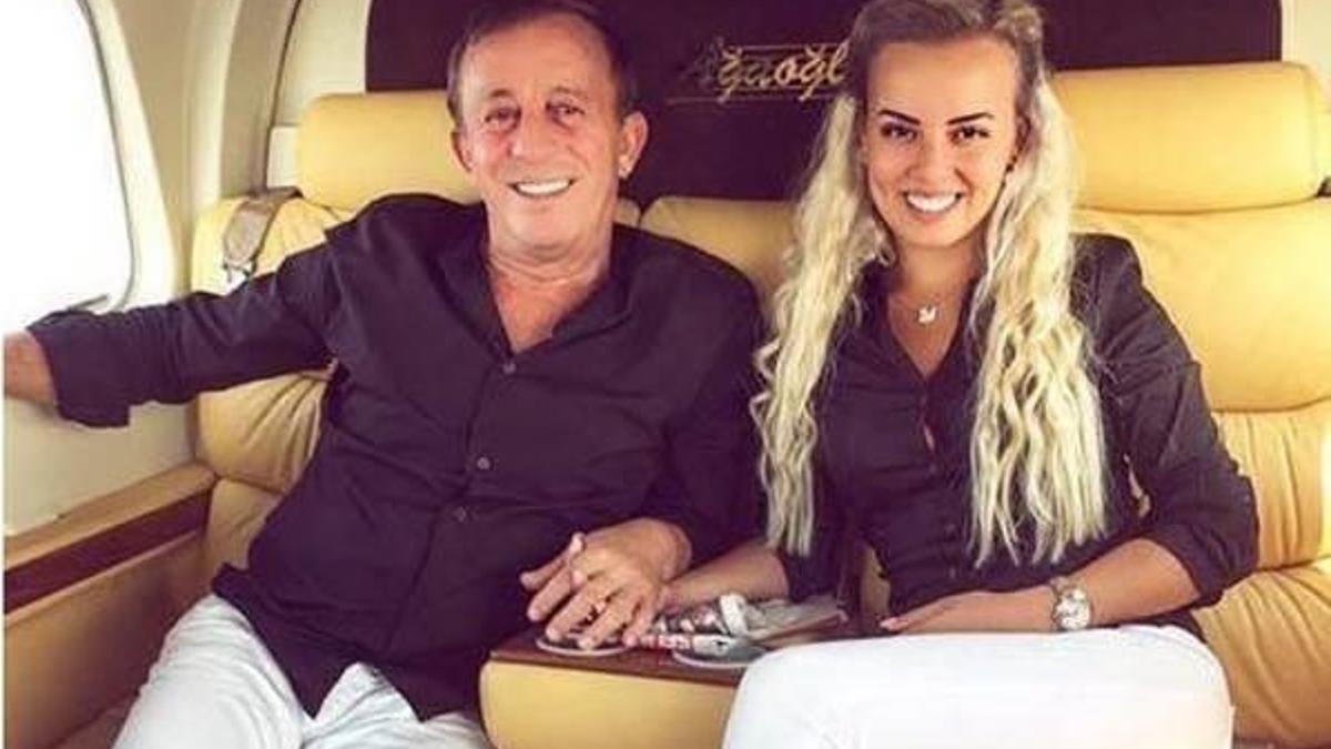 İşte Ağaoğlu'nun sevgilisine sürprizi!