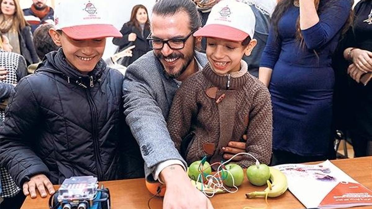 Suriyeli çocuklara moral verdi