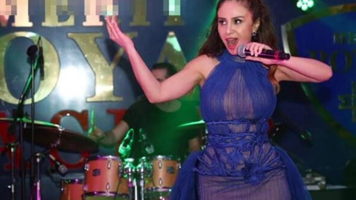 Betül Demir'den 'mavi geceler'e özel şeffaf elbise