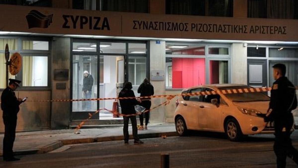 Syriza’nın bürosuna molotoflu saldırı!