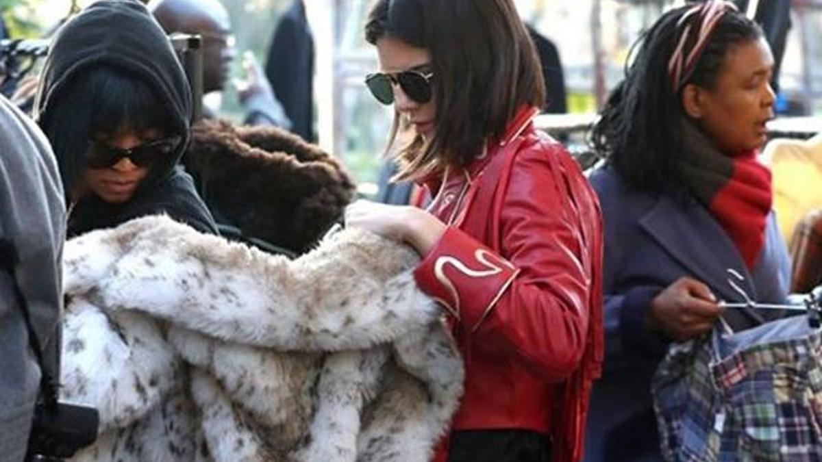 Şaka değil gerçek! Kendall Jenner semt pazarında!