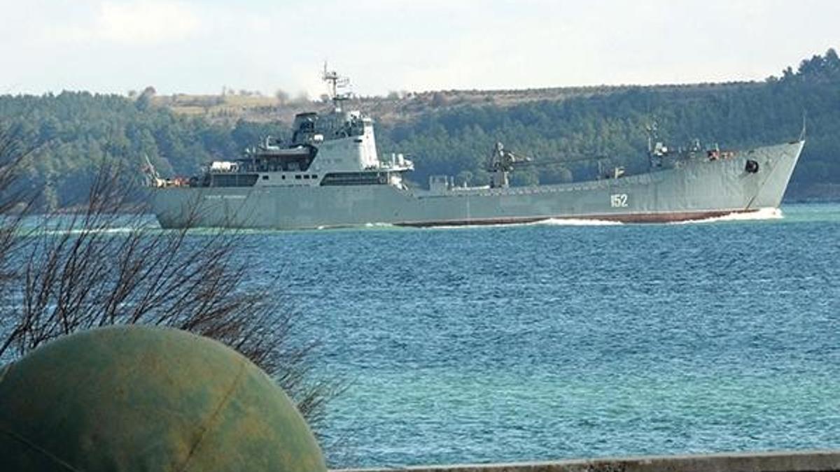 Rus çıkarma gemisi Çanakkale Boğazı'ndan geçti