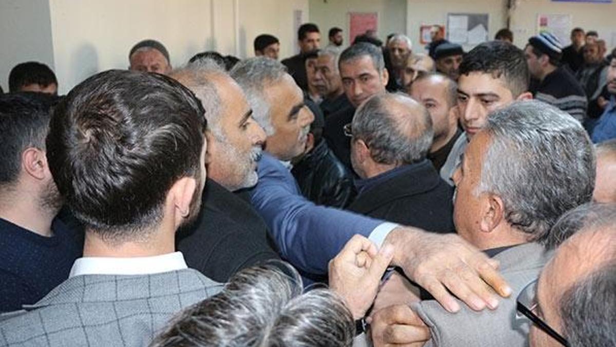 Elektriksiz kalan mahalleli DEDAŞ binasını basmaya kalkıştı