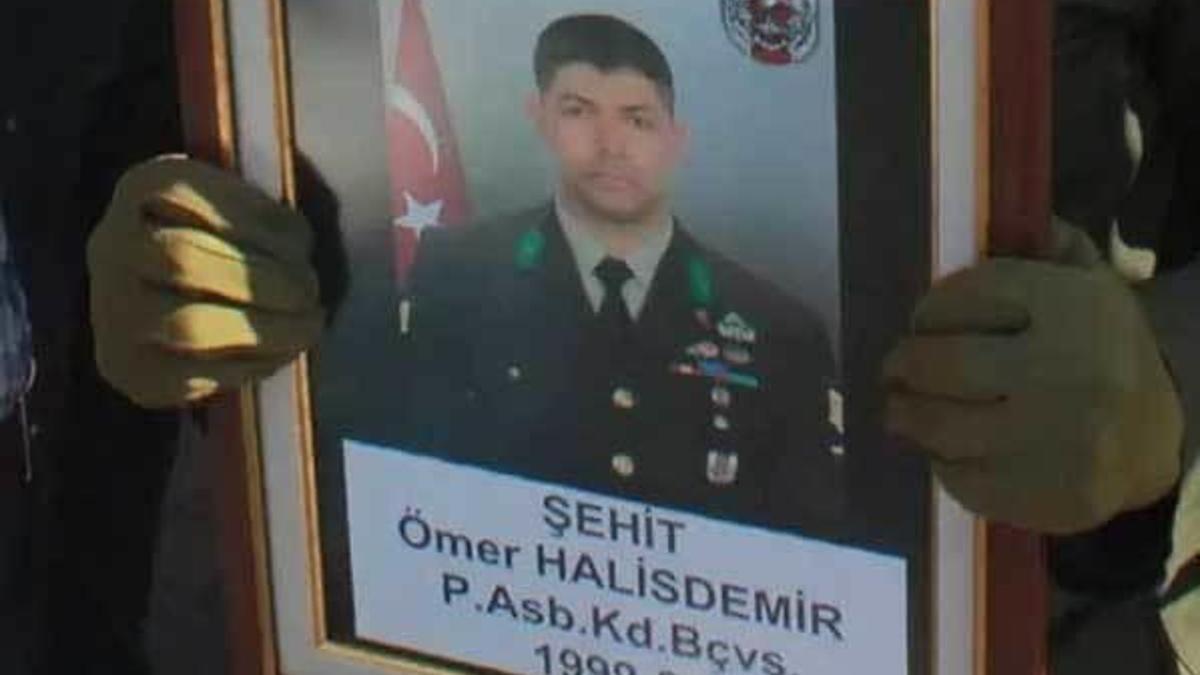 Zekai Aksakallı, Ömer Halisdemir'i alnından öptü