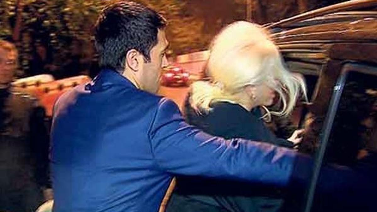 Ajda Pekkan ayakta duramıyor
