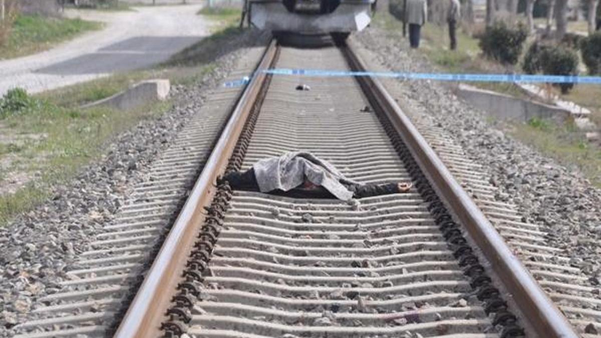 Yolcu treninin önüne atladı