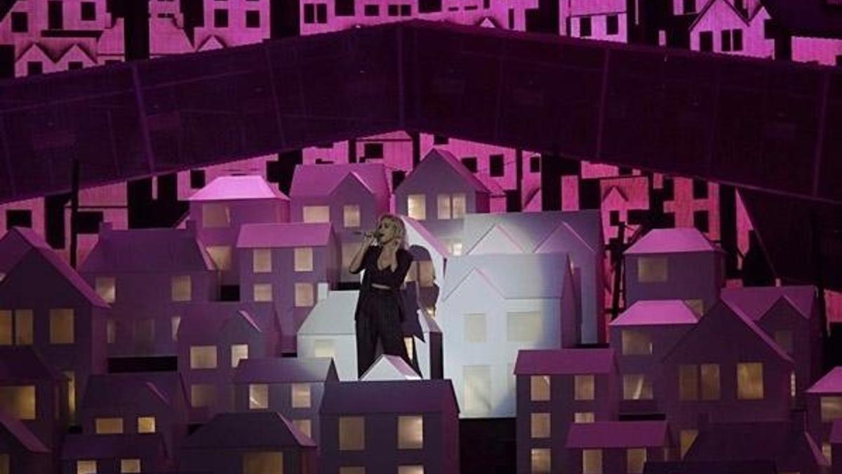 Katy Perry ödül töreninde Trump ile May'in kuklalarıyla dans etti!