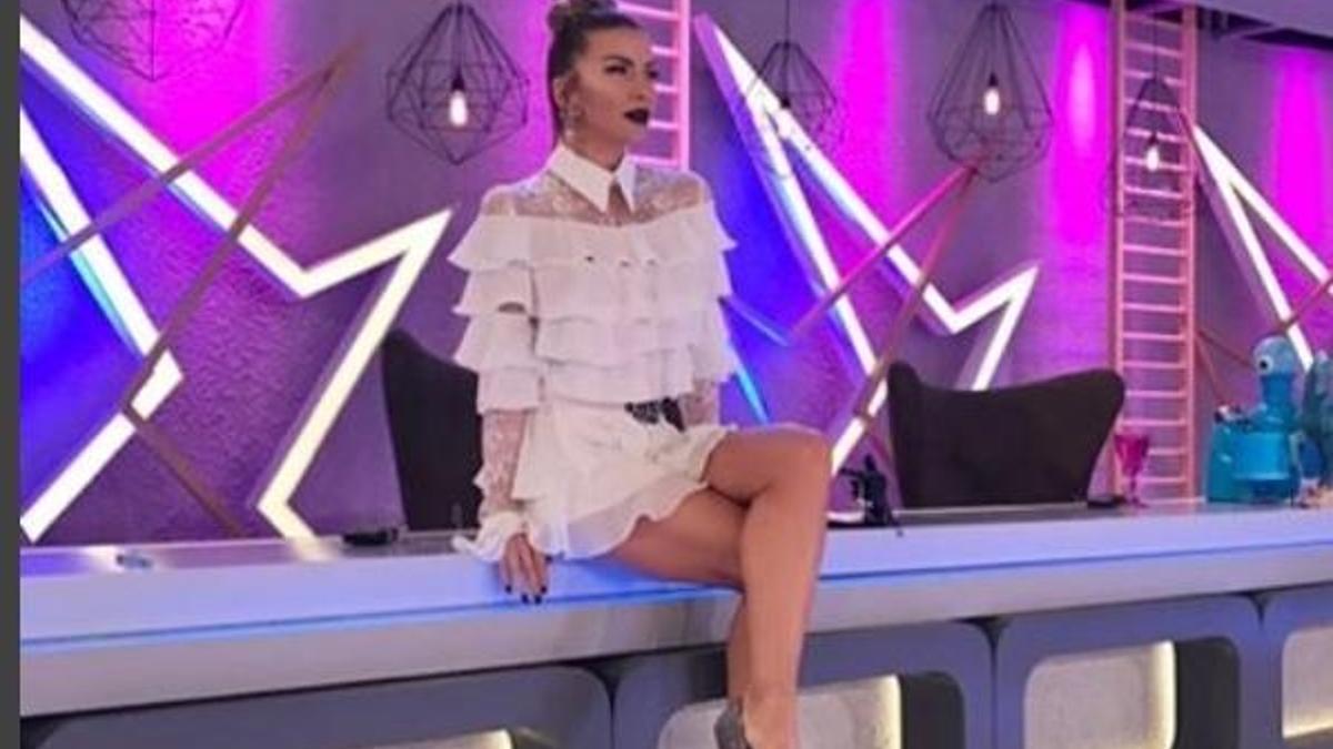 Ivana Sert, süper mini elbisesiyle yürek hoplattı