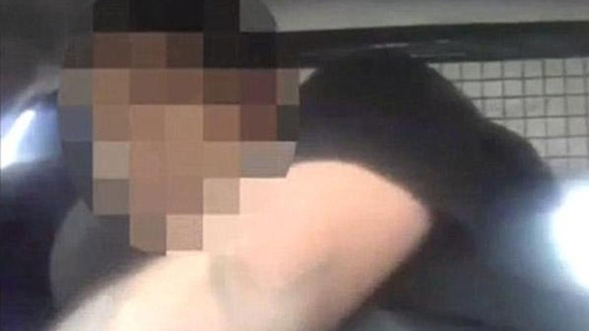 ŞOK! Polis arabasında seks skandalı