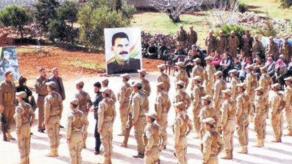 Hani PKK ile YPG arasında bağ yoktu? Apo posteri altında yemin!