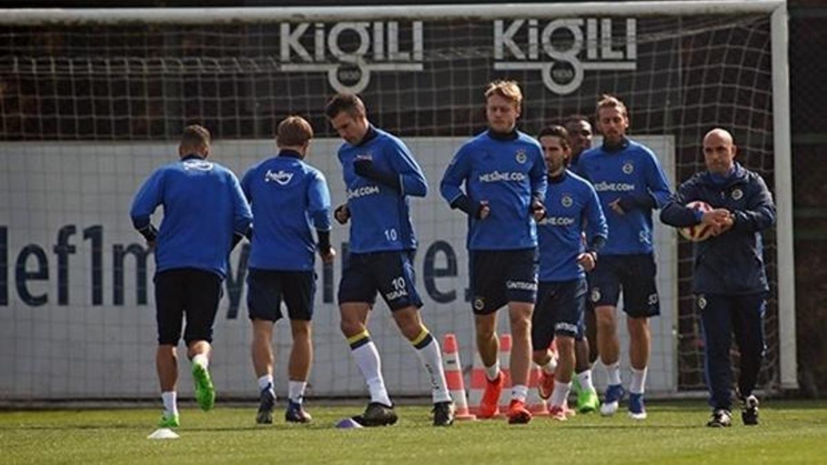 Fenerbahçe "kupa"ya sarıldı